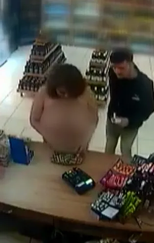 Markette üstsüz alışverişe soruşturma! Yarı çıplak dükkana giren kadın... Önce Bebek ve Ümraniye şimdi de Denizli! Halkın sinir uçlarıyla kim oynuyor?