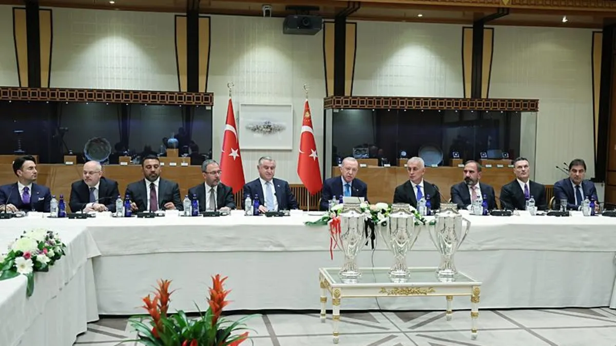 Başkan Erdoğan Süper Lig'e yükselen kulüpleri kabul etti! Fatih Karagümrük'ten özel hediye