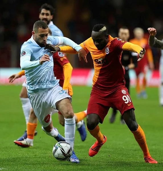 galatasarayin-galibiyet-hasreti-devam-ediyor-taraftar-isyan-bayragini-acti-1639865374574.jpeg Galatasaray'ın galibiyet hasreti devam ediyor! Taraftar isyan bayrağını açtı-5