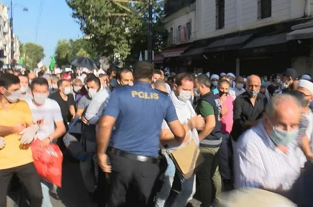 Polis bariyerini aşıp 86 yıl sonra ilk cuma namazı için Ayasofya’ya koştular