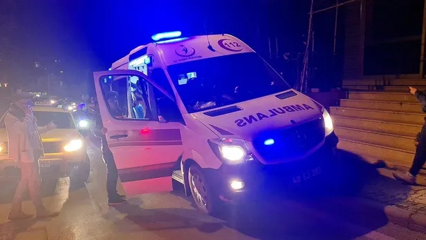 sosyal-medya-tartismasi-bodrumu-karistirdi-sokak-savas-alanina-dondu-bicak-sopa-kaldirim-tasi-1647552760879.jpeg Sosyal medya tartışması Bodrum'u karıştırdı! Sokak savaş alanına döndü: Bıçak, sopa ve kaldırım taşı...-5
