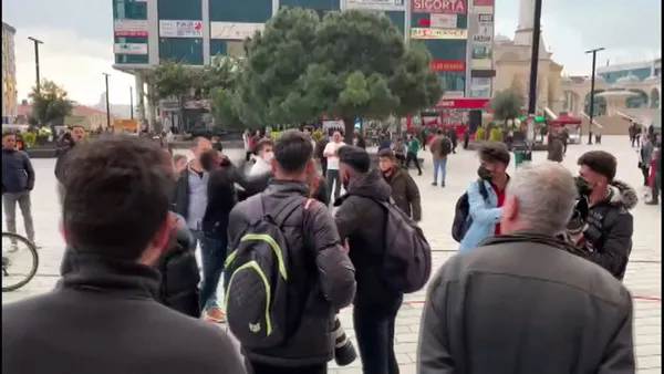 afrika-uyruklu-grup-ile-seyyar-fotografcilar-birbirlerine-girdi-1650180668560.jpg Afrika uyruklu grup ile seyyar fotoğrafçılar birbirlerine girdi!-2