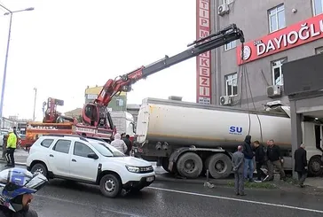 İstanbul’da su tankeri tıp merkezine girdi! Şoför kaçtı