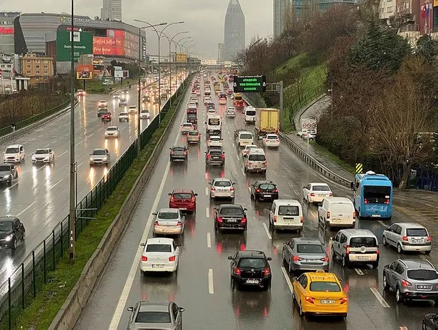 yagmur-ve-dolu-sonrasi-istanbulda-trafik-yogunlugu-guncel-yol-durumu-1616424014732.jpeg