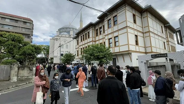 Tokyo Camisi'nde bayram namazı: Yoğun katılımı nedeniyle bayram namazı birkaç kez kılındı-3