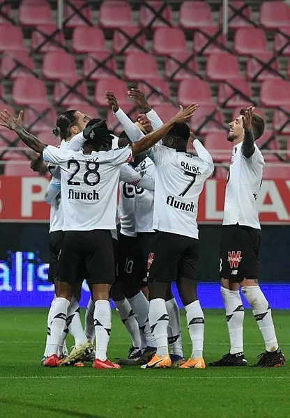 bizim-cocuklar-sahnede-asist-zeki-celikten-gol-yusuf-yazicidan-1608145241852.jpeg Bizim çocuklar sahnede! Asist Zeki Çelik'ten gol Yusuf Yazıcı'dan...-5