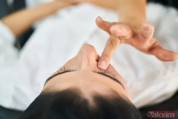 Nasıl Hazırlanır? 1 Çay Kaşığı Kına İle 1 Çay Kaşığı İndigo Tozunu Karıştırın. Ilık Su Ekleyerek Macun Kıvamına Getirin. Kaşlarınıza Sürüp Bekleyin, Ardından...