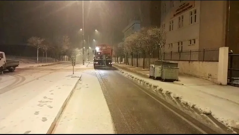 hava-durumu-meteorolojiden-istanbula-sari-kod-uskudar-ve-kadikoyde-dolu-kartalda-kar-1706503783283.jpeg Pendik'te yoğun kar yağışı görüldü.