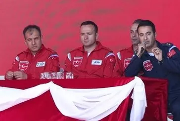 'Türk Yıldızları' İstanbul semalarında şov yaptı! Yıldız pilotlara ulaşmak için metrelerce kuyruk oluştu