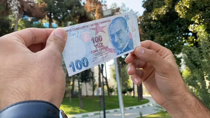 cebine-cuzdanina-bakmayan-kalmasin-50-tl-deyip-gecen-bin-pisman-700-katina-satti-1718356654586.jpg 50 TL deyip geçen bin pişman! Cebine cüzdanına bakmayan kalmasın! 700 katını teklif ettiler-5