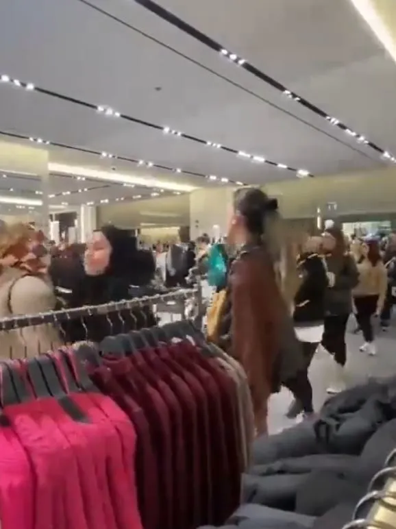 muhtesem-cuma-izdihami-magazalar-musteri-akinina-ugradi-kepenkler-acilinca-kostular-1669370689941.jpg 'Muhteşem cuma' izdihamı: Mağazalar müşteri akınına uğradı! Kepenkler açılınca koştular...-4