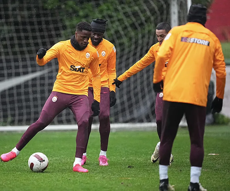 Okan Buruk'tan 2 flaş karar! İşte Galatasaray'ın Pendikspor maçı 11'i - 16