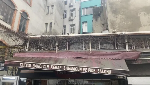 istanbulda-film-sahnesi-gibi-anlar-gasp-suphelisi-polis-baskinindan-kacmaya-calisirken-pencereden-catiya-atladi-yere-cakildi-1618902377464.jpg İstanbul'da film sahnesi gibi anlar! Gasp şüphelisi polis baskınından kaçmaya çalışırken pencereden çatıya atladı yere çakıldı-6