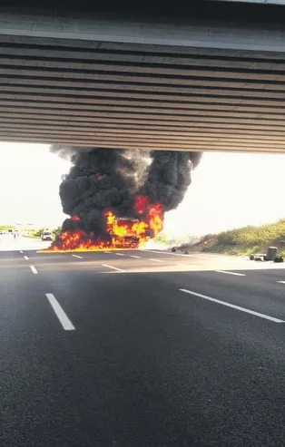 Kuzey Marmara Otoyolu'nda yolcu otobüsü yandı
