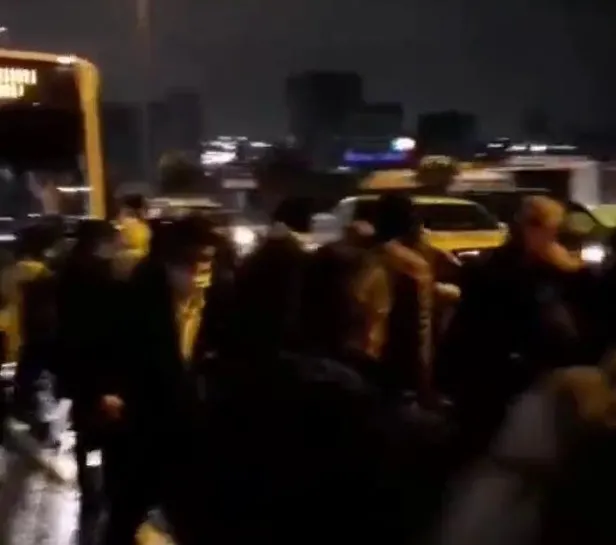 İETT aracı bozuldu İstanbullular otoban kenarında bekledi!-2