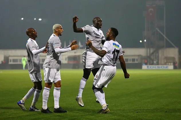 Beşiktaş'ın yıldızına teklif yağıyor! Takımdan ayrılacak mı?