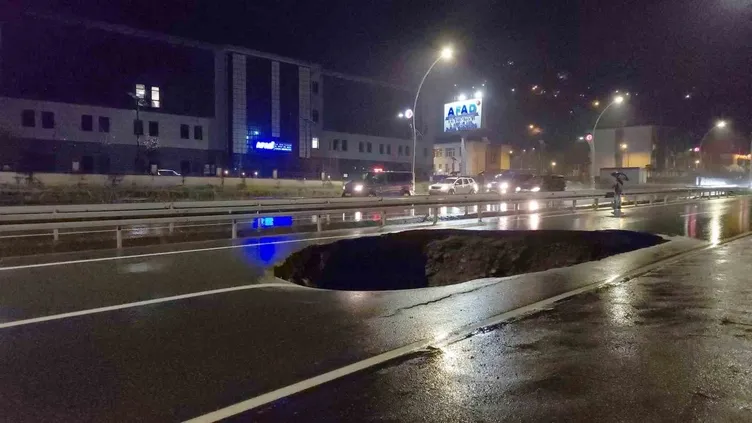 Rize’de şiddetli yağışlar sonrası yol çöktü!