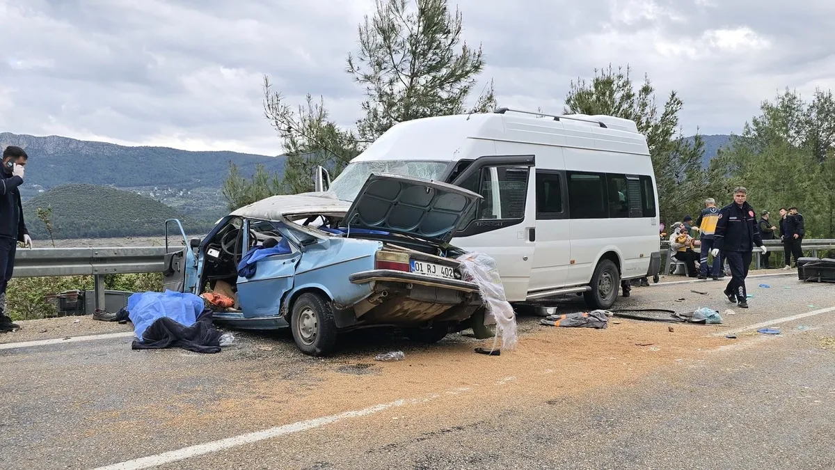 Adana'da katliam gibi kaza! Minibüs ile otomobil çarpıştı: 5 kişi hayatını kaybetti