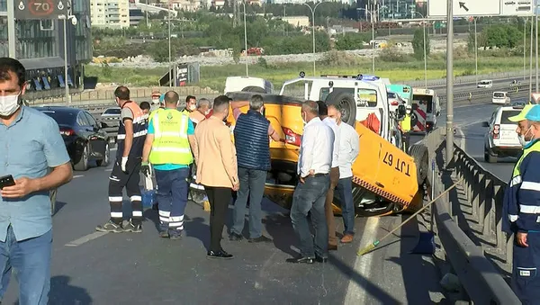 istanbul-d-100de-zincirleme-kaza-taksi-takla-atti-1620922377265.jpg İstanbul D-100'de zincirleme kaza! Taksi takla attı-1