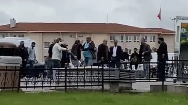 umraniyed-dolmus-soforleri-birbirine-girdi-kurek-sapiyla-saldirdi-1633935905552.jpg Ümraniye'de dolmuş şoförleri birbirine girdi! Kürek sapıyla saldırdı-2