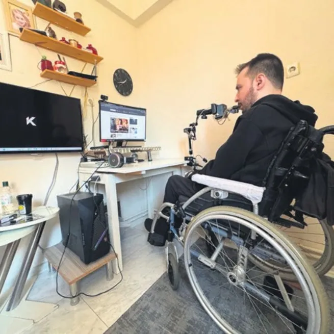 15 yıl önce felç geçiren Cem pes etmedi yerli Hawking oldu