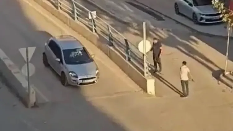 Elazığ’da cadde ortasında silahlı kavga!