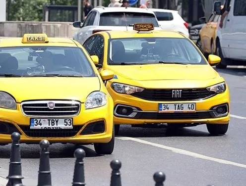 CHP'li İBB'nin zammı sonrası taksicilerden protesto! Taş ve sopalarla binaya saldıranlara polis müdahale etti: Gözaltılar var-2