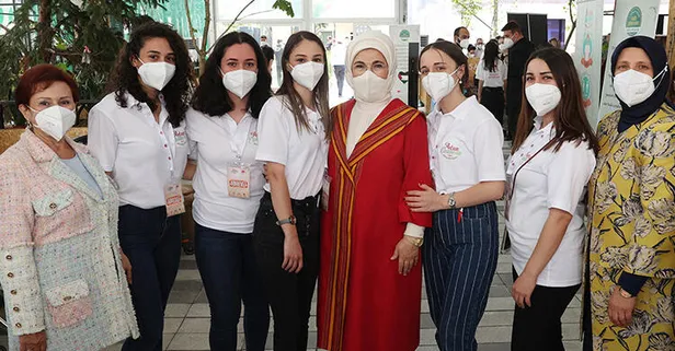 Emine Erdoğan geliri Filistinli çocuklara bağışlanacak dönüşüm pazarını ziyaret etti