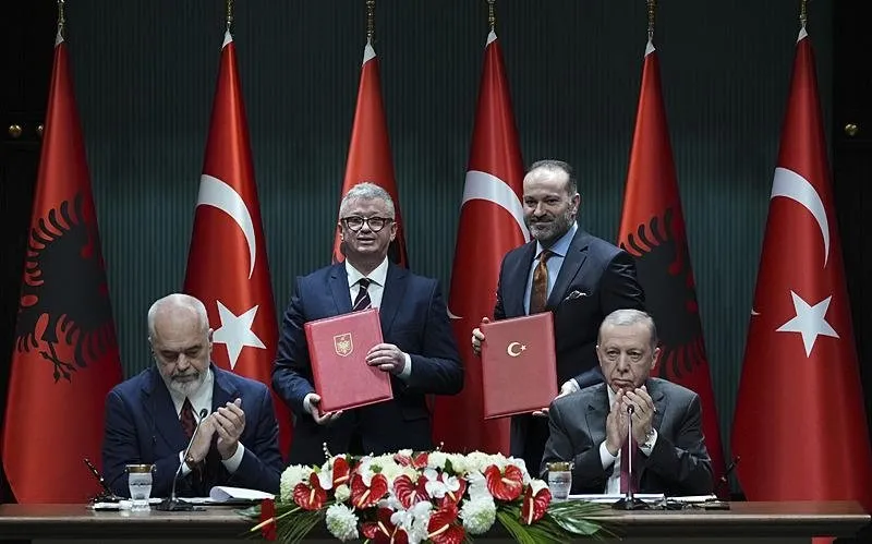 Toplantının ardından Erdoğan ve Rama'nın huzurunda, TRT İle Arnavutluk Radyo Televizyonu Arasında İş Birliği Protokolü imzalandı. Türkiye adına anlaşmaya, TRT Genel Müdürü Zahid Sobacı imza attı. 