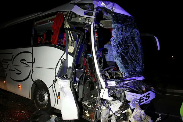 Uşak'ta bir yolcu otobüsü tıra çarptı! 1 ölü, 43 yaralı-2