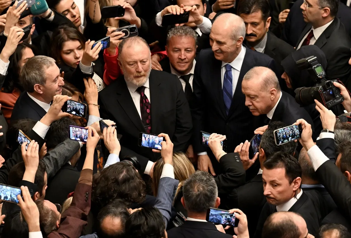 baskan-erdogandan-ozel-mesaji-gorusuruz-neden-gorusmeyelim-terorsuz-turkiye-mesaji-surecte-sikinti-yok-1776969853483.jpeg Başkan Erdoğan’dan Özel mesajı: Görüşürüz neden görüşmeyelim! Terörsüz Türkiye mesajı: Süreçte sıkıntı yok-3
