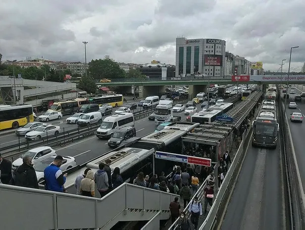 istanbulda-trafik-yogunlugu-artti-guncel-yol-durumu-1621614468859.jpeg