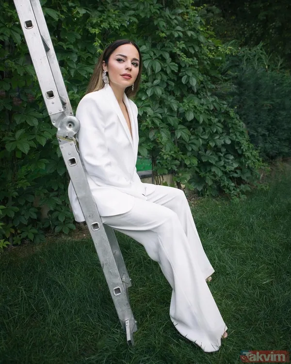 Aşk-ı Memnu’nun Cemile’si Pelin Ermiş beyaz ceketinin içine hiçbir şey giymeden paylaştı! Pozları ayrı son hali ayrı olay oldu! - 18