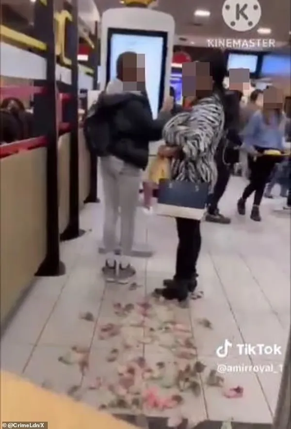 katil-israili-destekleyen-mcdonalds-subesinde-fareli-protesto-filistine-ozgurluk-1698751956677.jpeg Katil İsrail'i destekleyen McDonald'a fareli protesto! Bir anda ortaya saçtı: Özgür Filistin-8