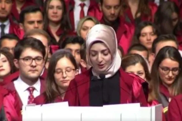 Tıp fakültesi mezuniyetine damga vurdu: Hem bu deveyi güdeceğiz hem bu diyardan gitmeyeceğiz
