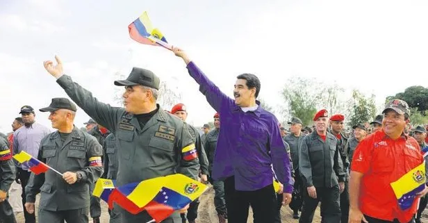 Maduro, komutanları yanına alarak gövde gösterisi yaptı