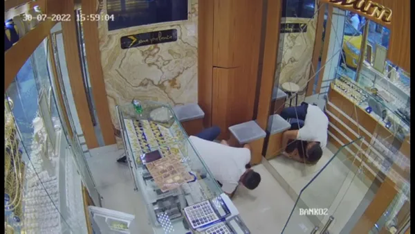 elazigda-dili-bogazina-kacan-kisiyi-kuyumcu-kurtardi-1659353823819.jpg Elazığ'da dili boğazına kaçan kişiyi kuyumcu kurtardı-2