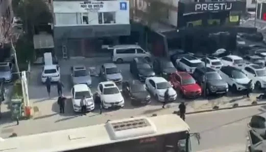 kadikoyde-luks-araclar-arasinda-nakliyeciler-ile-galericilerin-kavgasi-1650030119657.jpeg Nakliyeciler ile galericiler birbirine girdi! Lüks araçlar arasında bir kişi bıçaklandı-2