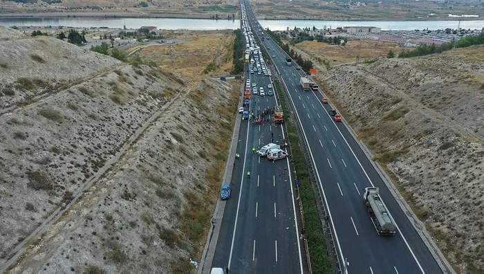 TAG Otoyolu'nda feci kaza! Minibüs kazasında 5 kişi öldü-3