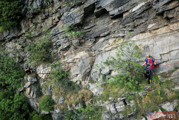Bursa'da tam kapanma tedbirlerini delen genç, polisten kaçıp tırmandığı kayalıkta mahsur kaldı - 2