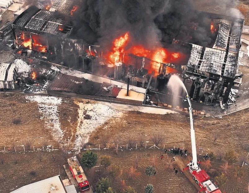 Alev alev yanan fabrikaya 50 araç ve 170 personelle müdahale edildi