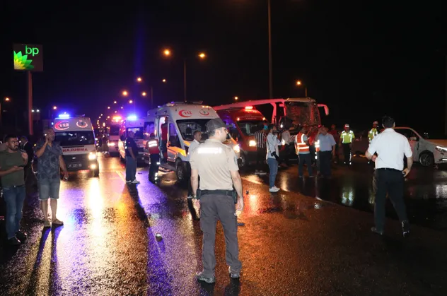Adana'da korkunç kaza! Çok sayıda yaralı var