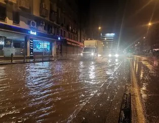 İzmir’i sağanak vurdu