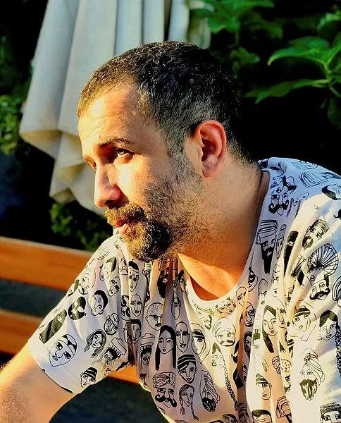 Kendimi iyi hissetmiyorum diyen ünlü senarist Alper Özgen evinde ölü bulundu!-7