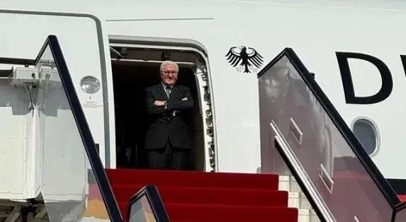 katarda-erdogan-etkisi-alman-cumhurbaskanina-ucak-kapisi-baskan-erdogana-resmi-toren-1701764159297.jpeg Katar'da Erdoğan etkisi! Alman Cumhurbaşkanı Steinmeir'e uçak kapısı Başkan Erdoğan'a resmi tören-2