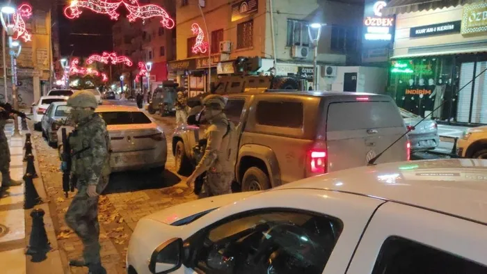 tem-enseledi-sanliurfada-eylem-hazirligindaki-terorist-yakalandi-1704485158630.jpeg PKK'dan talimat bekliyordu! Şanlıurfa'da eylem hazırlığındaki terörist enselendi-4