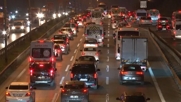 istanbulda-trafik-cilesi-haftanin-ilk-gunu-trafik-yuzde-45u-gordu-1636955707494.jpg İstanbul'da trafik çilesi! Haftanın ilk günü trafik yüzde 45'i gördü-3