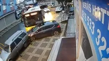 Ümraniyede kontrolden çıkan İETT otobüsü park halindeki araçlara çarptı