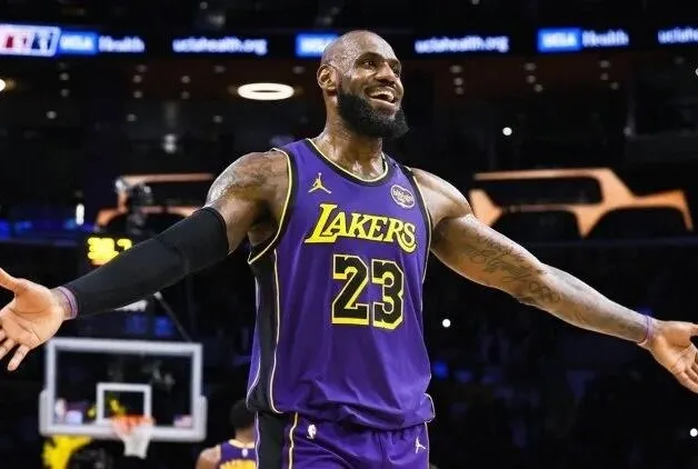 LeBron James yine tarihe geçti!