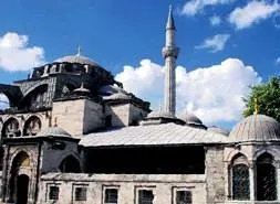 Deniz üzerine kurulan tek cami